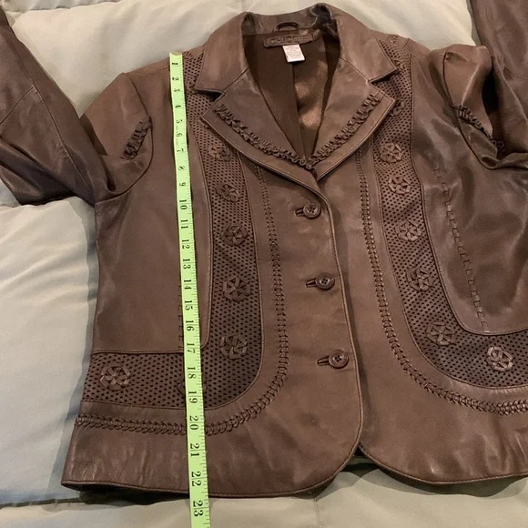 CHICO’s Womens Brown Leather Crop Length Jacket. Buttery Soft. Nice detail.​​​​​ - Picture 13 of 14